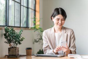 LINEで相談する女性
